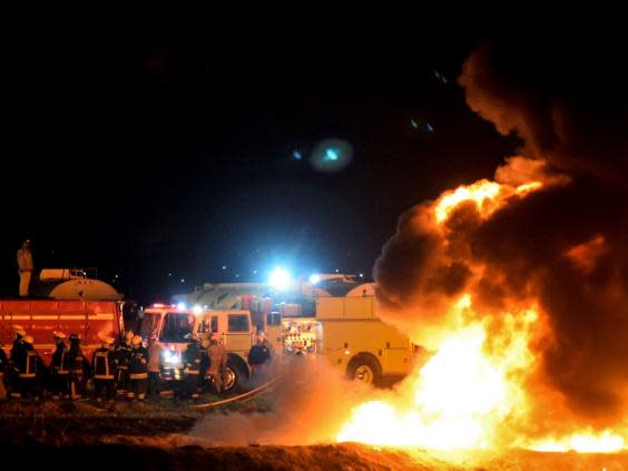 Firefighters work to extinguish the Tlahuelilpan blaze (AFP/Getty)