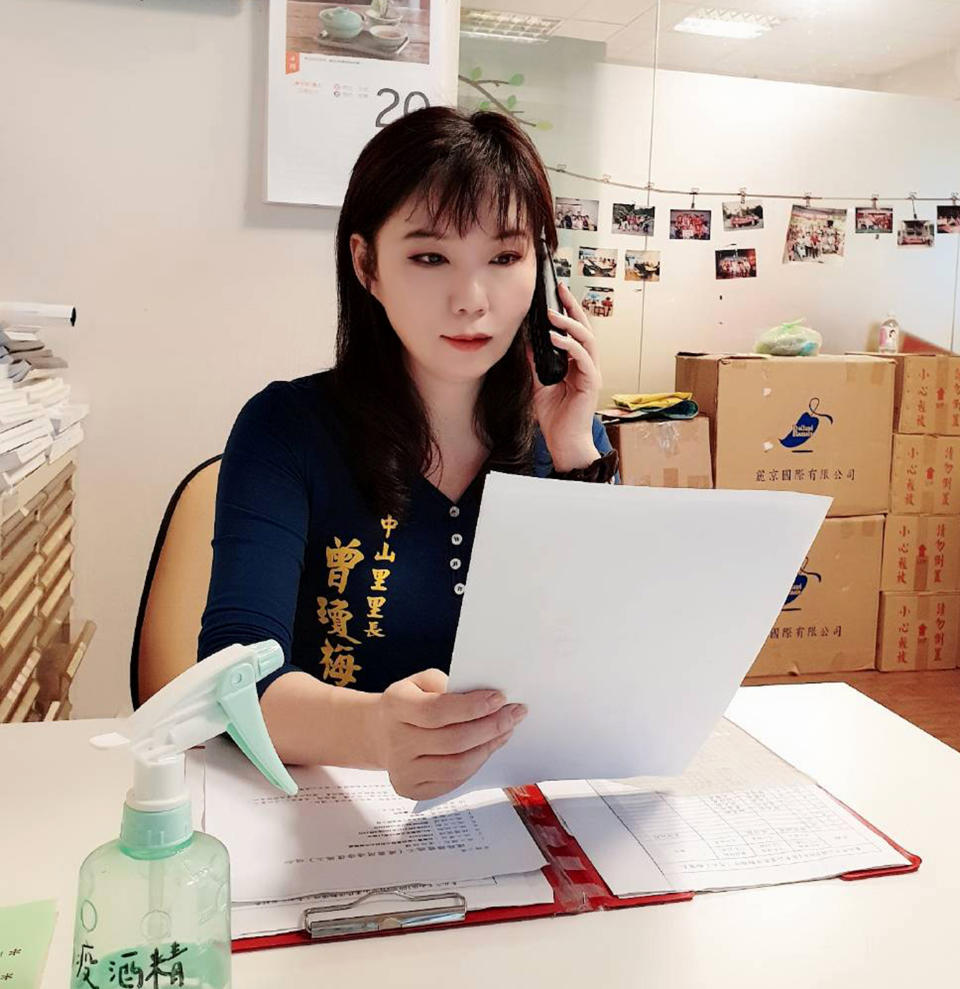 Image: Tseng Chiung-mei, a borough chief in Taipei, calls people in mandatory quarantine twice a day to make sure they are home and to check if they have symptoms. (Courtesy Tseng Chiung-mei)