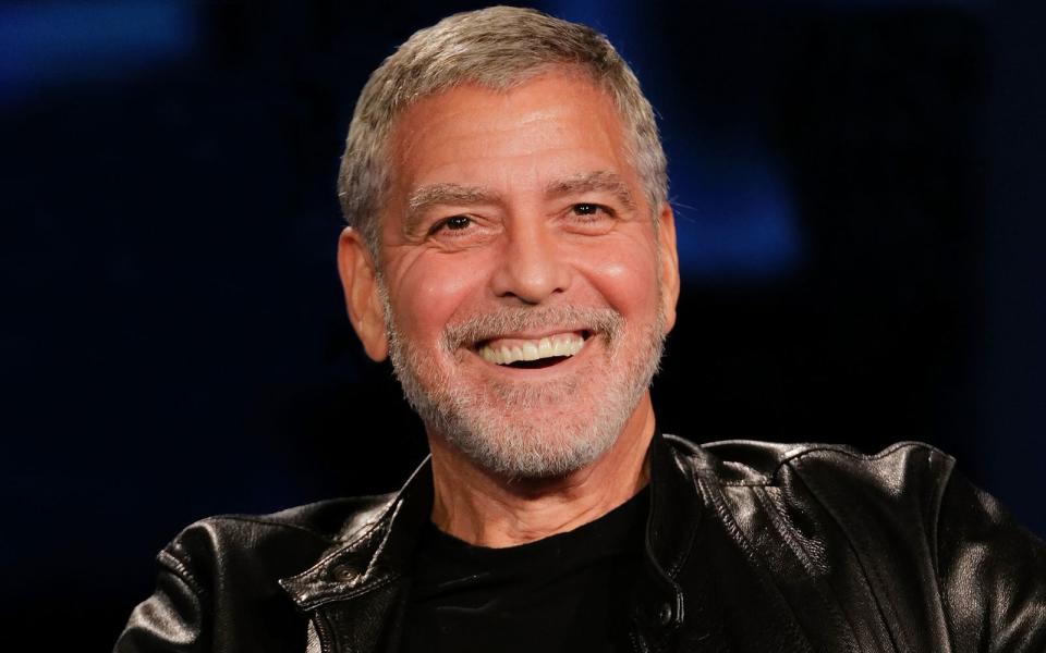 Angegraut ist er zwar schon länger, die 60 macht er aber erst am 6. Mai voll: George Clooney sich über die Jahre einen jugendlichen Charme bewahrt. (Bild: Randy Holmes via Getty Images)