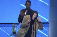 Justin Bieber, al frente, y Giveon reciben el premio al mejor pop, por "Peaches", durante la ceremonia de los Premios MTV a los Videos Musicales, el domingo 12 de septiembre de 2021 en el Barclays Center en Nueva York. (Foto por Charles Sykes/Invision/AP)