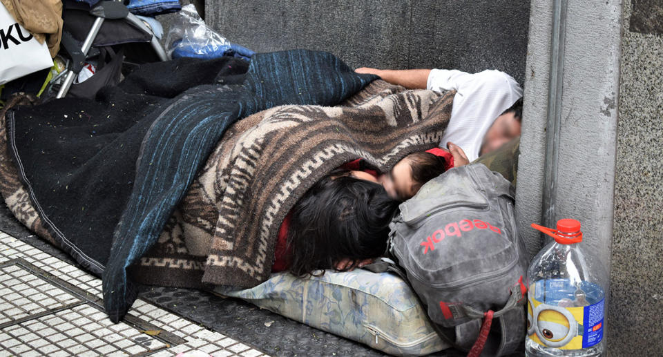 (FOTOS) Hundidos en la espiral de la pobreza de Argentina, sin poder escapar