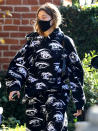 <p>Hailey Baldwin visits a friend on Wednesday in L.A., wearing a matching sweats set and a black mask.</p>