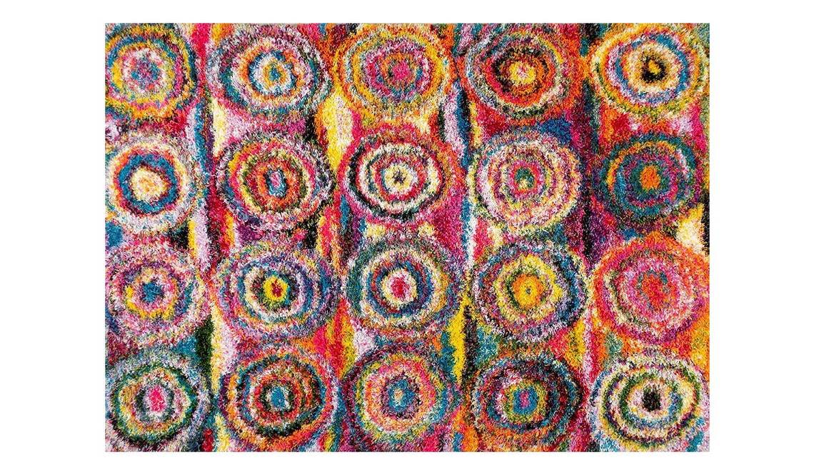 Add colorful, artistic charm to your home with this rug’s unique design pattern.