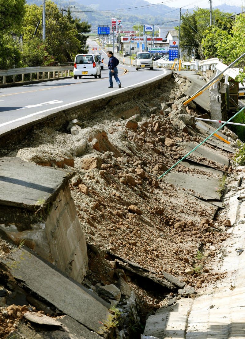 道路路基災情。（美聯社）