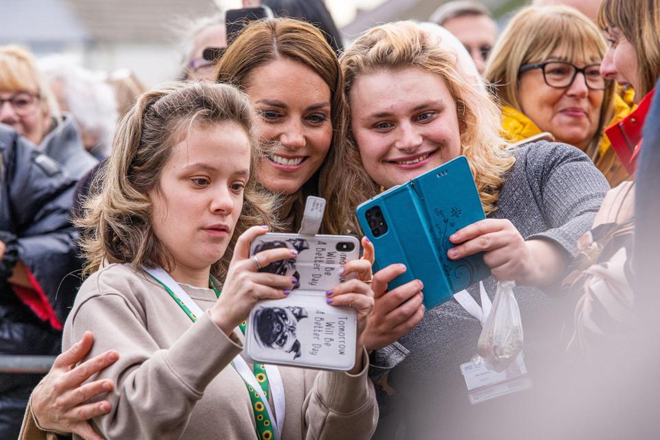 Catherine, princesa de Gales posa para fotos com o público ao chegar para visitar 
