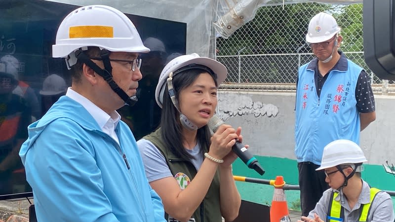 淡北道路施工交通衝擊  議員鄭宇恩提建議 新北市長侯友宜25日視察淡北道路工程進度與交通維 持計畫，民進黨新北市議員鄭宇恩（左2）建議，淡 北道路工期長達2000天，尤其上午7時後是交通尖峰 期，市府應及早因應，否則會引起民怨。 中央社記者黃旭昇新北攝  113年5月25日 