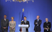 <b>30 juillet 2010. Discours de Grenoble.</b> <br> A l'occasion de la prise de fonction du nouveau préfet de l'Isère, Eric Le Douaron, suite à plusieurs nuits d'émeutes dans le quartier de la Villeneuve, Nicolas Sarkozy s'exprime notamment sur les thèmes de la sécurité, de l'éducation et de l'immigration. Aux côtés de Brice Hortefeux, alors ministre de l'Intérieur, le président de la République annonce le démantelement dans les trois mois de la moitié des camps illégaux de Roms, ce qui va susciter une vive polémique, l'opposition lui reprochant de stigmatiser les gens du voyage. Une dizaine de jours plus tôt, une jeune homme de la communauté des gens du voyage avait trouvé la mort, tué par un gendarme alors qu'il avait voulu forcer un barrage. AFP