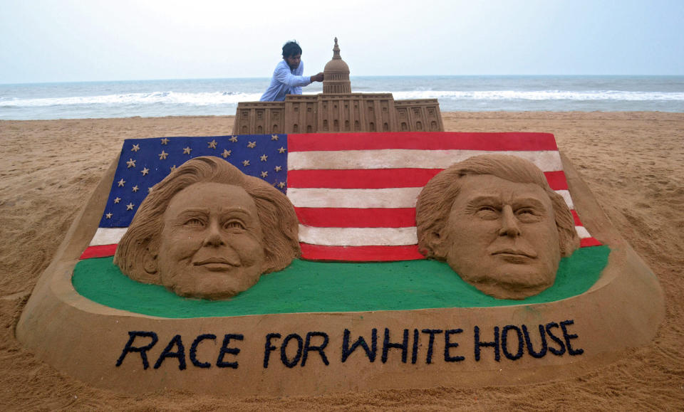 <p>Der indische Sandkünstler Sudarshan Pattnaik hat im Juni am Strand von Odisha den US-Präsidentschaftswahlkampf thematisiert. (Bild: dpa) </p>