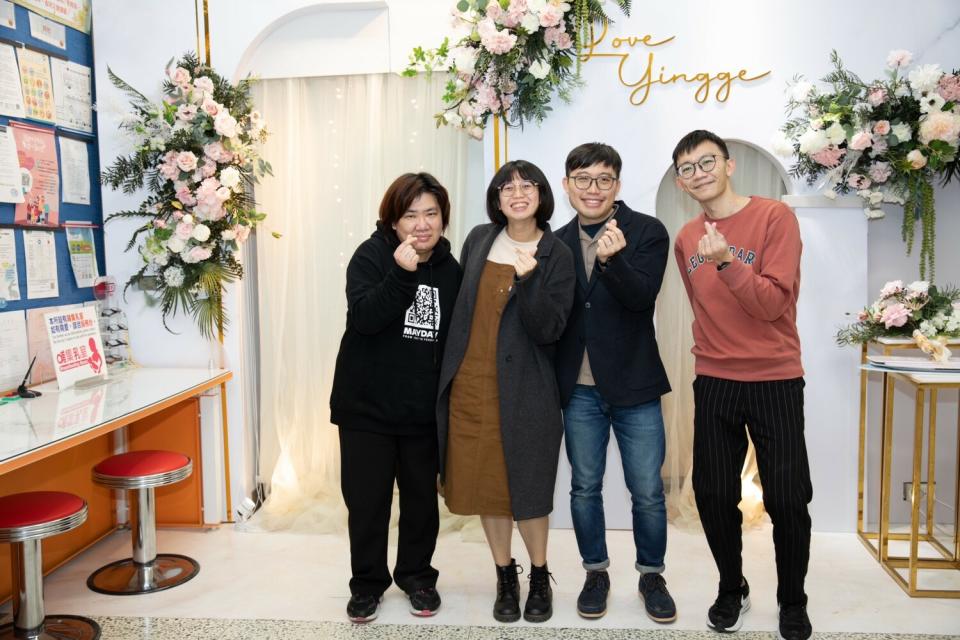 在鶯歌戶所結婚登記的新人蕭先生和楊小姐，楊小姐還懷有「兔寶寶」雙喜臨門。   圖：新北市民政局提供