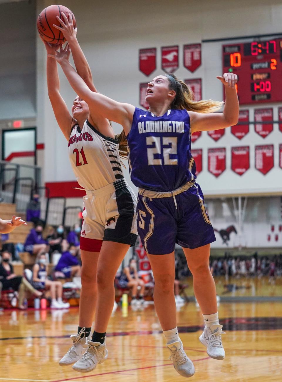 Edgewood’s Zoe Powell (21) and Bloomington South’s Brooke Grinstead (22) battle for a rebound during Tuesday’s game in Ellettsville.