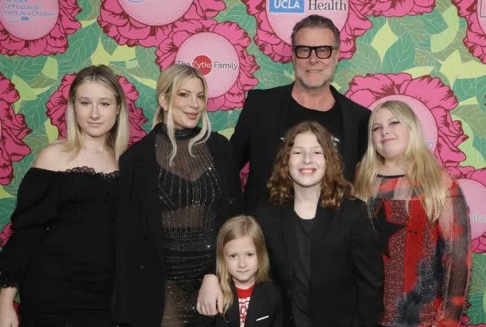 La actriz Tori Spelling tuvo que abandonar la mansión donde vivía con sus cinco hijos