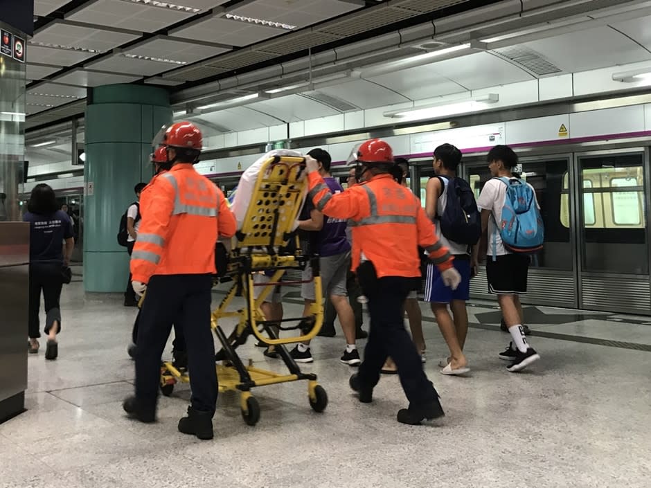 【元朗黑夜】救護員入港鐵站救人險遇襲　市民舉傘擋棍