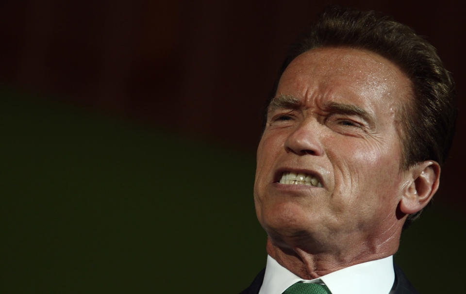 <b>Arnold Schwarzenegger</b><br><br>L’acteur américain devenu gouverneur de Californie de 2005 à 2011 et sa femme Maria Shriver annoncent leur séparation le 9 mai, après 25 ans de mariage. C’est en fait une relation extra conjugale qui en est la cause. Celui qui incarna le Terminator au cinéma révèle en effet qu’il a eu un fils caché avec l’une de ses employées de maison, Mildred Baena. Le 1er juillet, Maria Shriver demande le divorce.