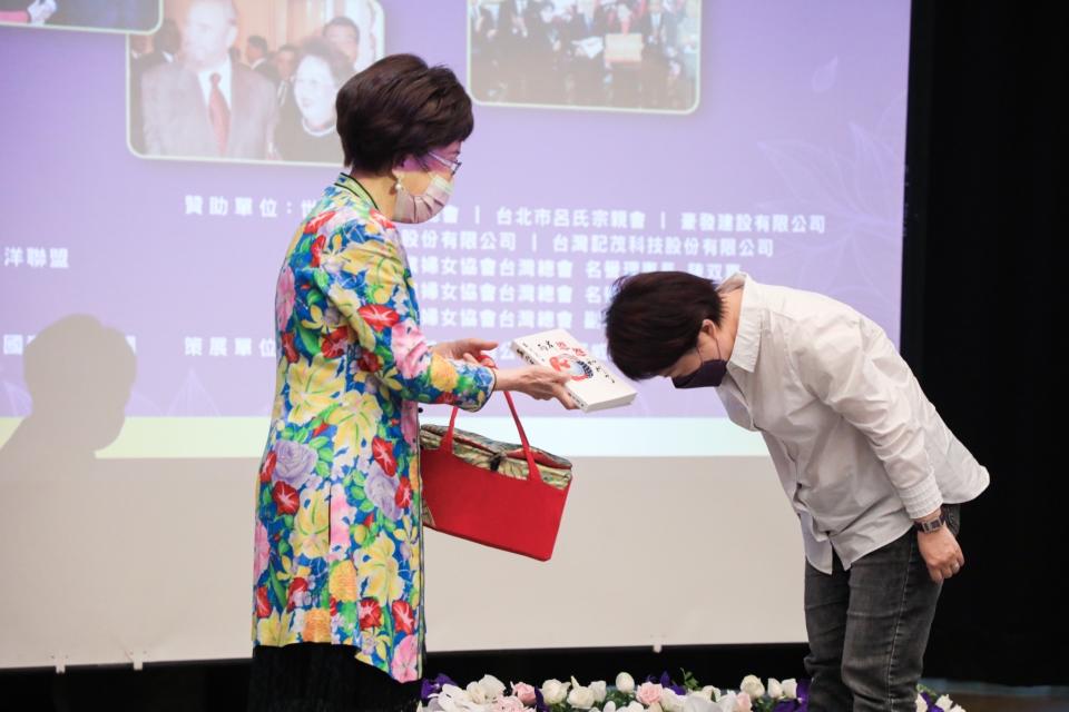 盧秀燕對於呂秀蓮前副總統作為台灣新女性主義的先驅者，表示敬意與感謝。（圖／台中市文化局）