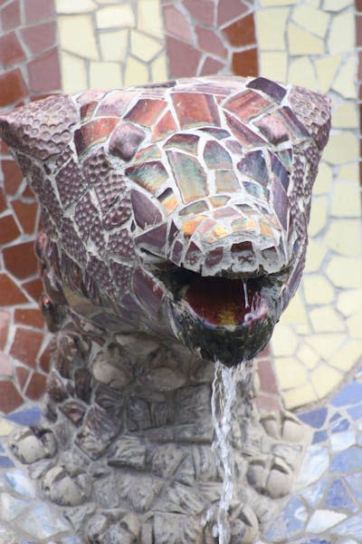 Figura de cerámica en la escalinata del Parc Güell. <a href="https://commons.wikimedia.org/w/index.php?curid=7419581" rel="nofollow noopener" target="_blank" data-ylk="slk:Ardfern - Own work;elm:context_link;itc:0;sec:content-canvas" class="link ">Ardfern - Own work</a>, <a href="http://creativecommons.org/licenses/by-sa/4.0/" rel="nofollow noopener" target="_blank" data-ylk="slk:CC BY-SA;elm:context_link;itc:0;sec:content-canvas" class="link ">CC BY-SA</a>