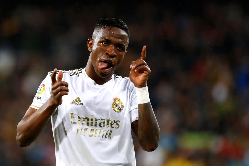 Vinicius Junior celebra el primer gol del Real Madrid contra el Barcelona en el estadio Santiago Bernabeú de Madrid.