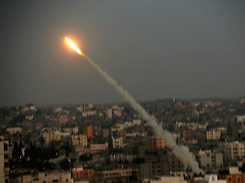 Über Gaza-Stadt steigt eine palästinensische M75-Rakete auf. Foto: Mohammed Saber