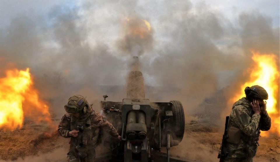 This still image taken from a footage by AFP shows Ukrainian servicemen firing with a D-30 howitzer at Russian positions near Bakhmut, eastern Ukraine, on March 21, 2023 (Sergey Shestak / AFP)