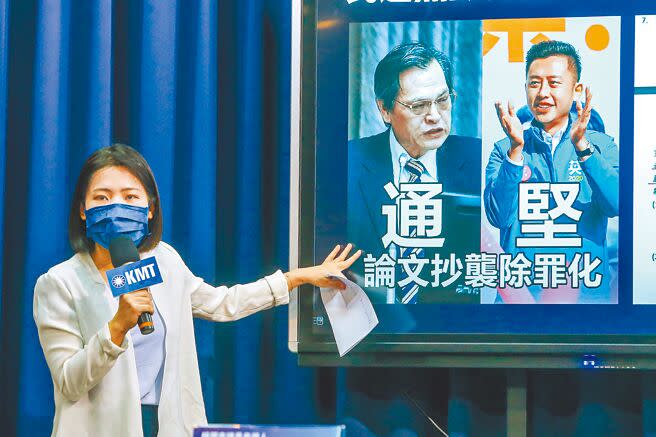 台北市長柯文哲26日稱林智堅兩個學位被拿掉，算是悲劇，但老師要負較大責任，因這已是共犯結構。圖為國民黨7月8日舉行記者會，呼籲台大堅守學術倫理。（本報資料照片）