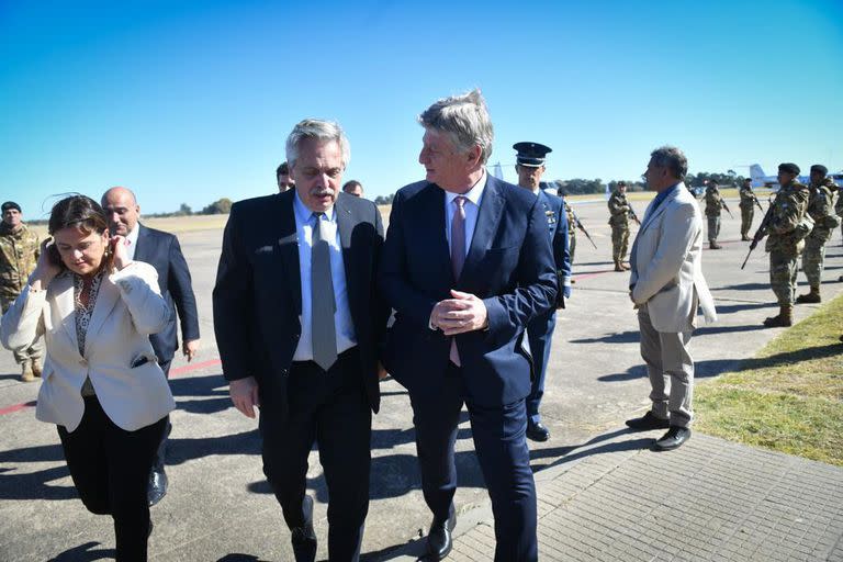 El presidente Alberto Fernández saluda al gobernador Sergio Ziliotto al llegar a La Pampa