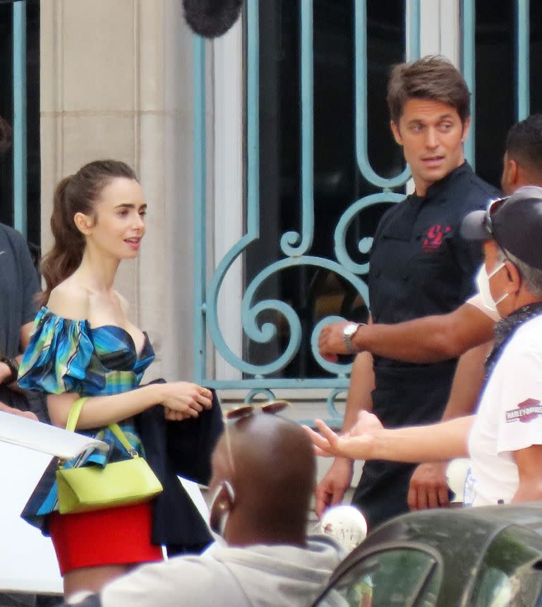 Lily Collins y Lucas Bravo en el rodaje de la segunda temporada de Emily in Paris