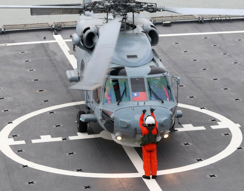 202301112-海軍司令部12日展示「玉山艦」，海航S-70C（M）反潛直升機進行起降。（蘇仲泓攝）