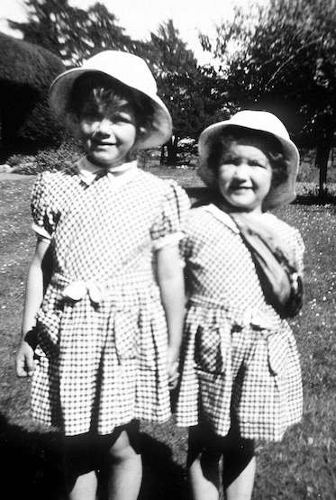 Camilla Parker Bowles et sa soeur, Annabel, en 1952