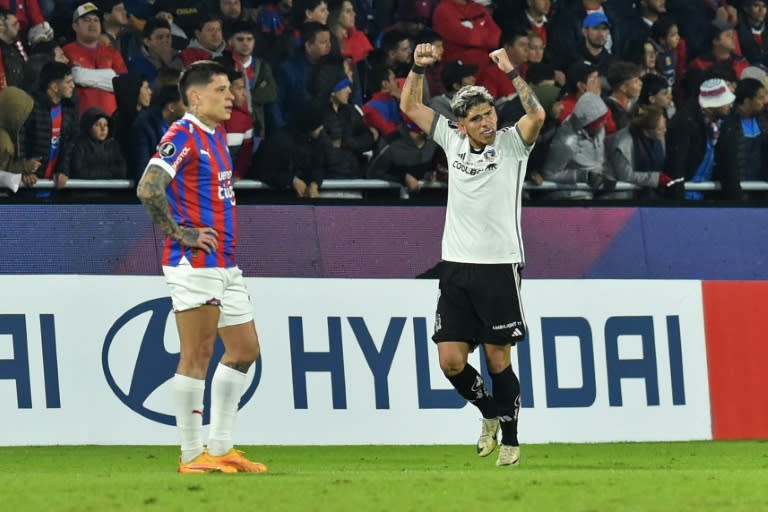 Carlos Palacios celebra un gol de Colo Colo ante Cerro Porteño en la Copa Libertadores el 29 de mayo de 2024 en Asunción (NORBERTO DUARTE)