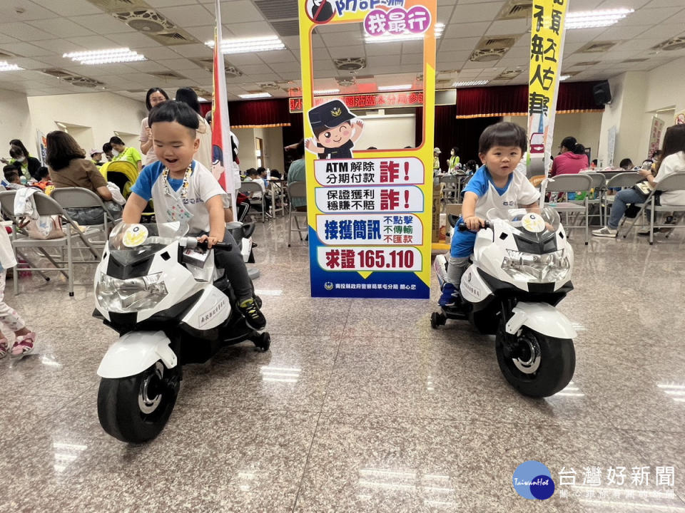 幼童對警車最感興趣。（草屯分局提供）