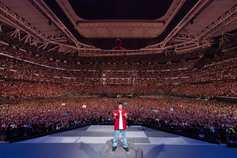 Una foto histórica para el Duki al tocar en el Santiago Bernabéu