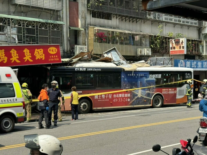 台北市首都客運公車撞進三媽臭臭鍋。（圖：記者爆料網）