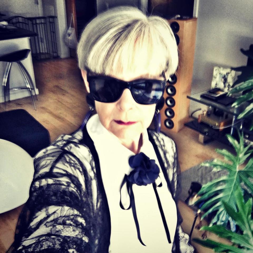 <p>Lyn Slater, de 64 años, utiliza en Internet el apodo de Accidental Icon, ya que se inició en la moda de forma casual cuando fue descubierta por un fotógrafo de <em>Street Style</em> que quedó impactado por su estilo sofisticado y vanguardista. Ahora es una <em>influencer</em> de casi 650.000 seguidores en Instagram y trabaja como modelo y bloguera, profesiones que compagina con las clases que imparte en una universidad. (Foto: Instagram / <a rel="nofollow noopener" href="http://www.instagram.com/p/BBvW8gpBPrG/" target="_blank" data-ylk="slk:@iconaccidental;elm:context_link;itc:0;sec:content-canvas" class="link ">@iconaccidental</a>). </p>