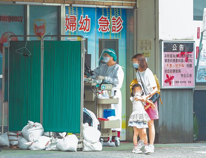 疫情降溫，各縣市空床率破3成，北部專責病房開設率下修至15％。圖為兒童防疫門診看診人數稀少，一位媽媽帶著小孩來看診。（粘耿豪攝）