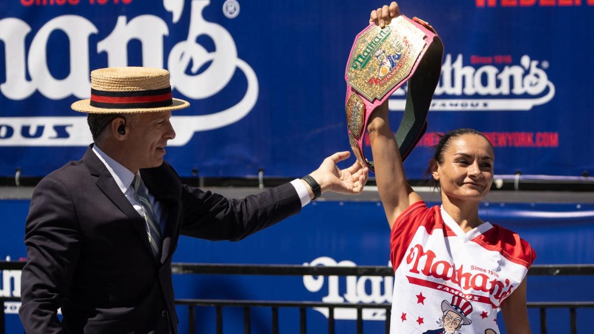 Arizona woman takes part in Nathan’s Famous Hot Dog Eating Contest