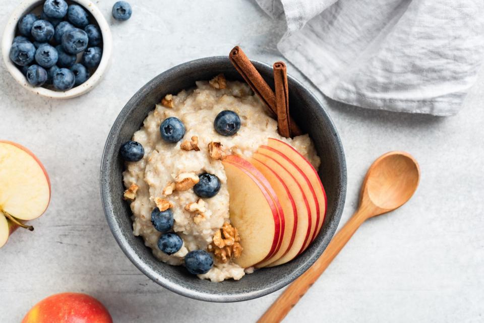 oatmeal porridge with apple, cinnamon and blueberries