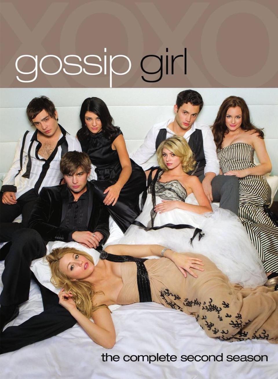 <p>新版的《<span>Gossip Girl</span> 花邊教主》將由上一部的製作人喬許施瓦茨（Josh Schwartz）和史蒂芬妮薩維吉（Stephanie Savage）回鍋主導，Joshua Safran 將回歸編劇。</p><cite>《Gossip Girl》</cite>