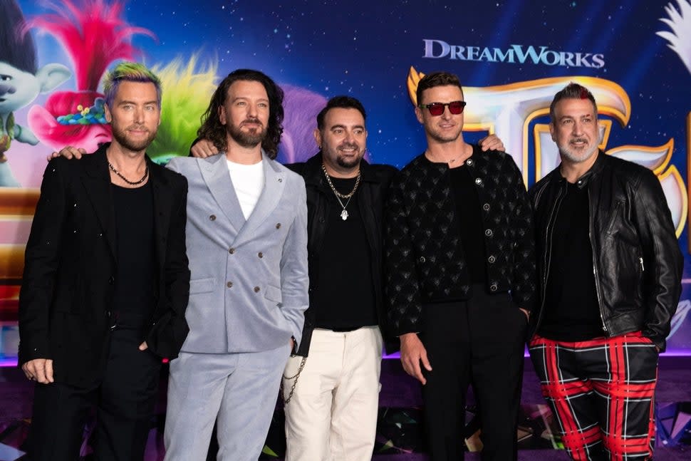 (From L) US singers Lance Bass, JC Chasez, Chris Kirkpatrick, Justin Timberlake, and Joey Fatone of boy band NSYNC arrive for the premiere of 
