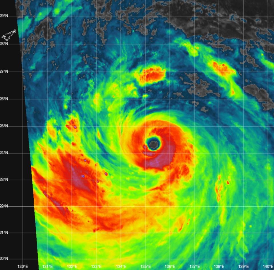 南瑪都颱風的颱風眼變的很清晰。（圖／翻攝自台灣颱風論壇｜天氣特急臉書）