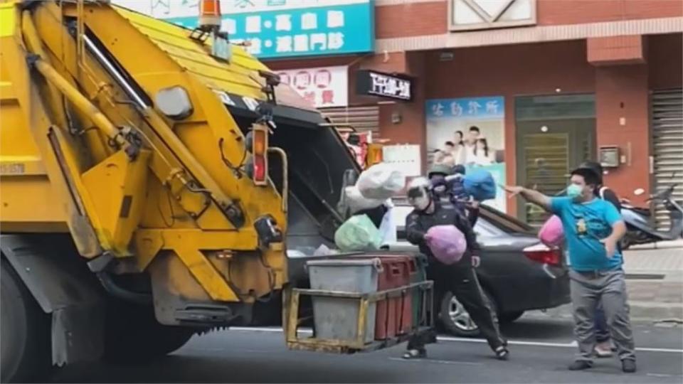 高雄丟垃圾日常！如街頭「運動賽事」　藍袋選手拋歪被客運載走