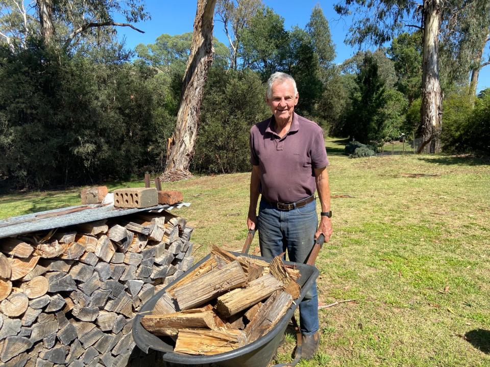 Frank Noble, 85, hackt sein eigenes Holz und geht dreimal pro Woche ins Fitnessstudio. - Copyright: Courtesy Frank Noble