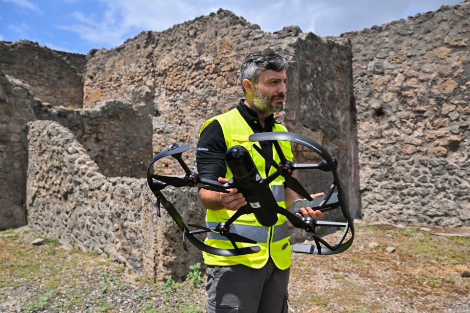 <p>Valerio Brunelli es desarrollador de negocios de Leica Geosystem, la empresa creadora del escáner volador. “Spot es una amalgama de tecnología que lo convierte en un robot capaz de explorar lugares muy complicados, como los que se encuentran aquí”, cuenta. “Es un salto al futuro para un parque milenario”. (Foto: Andreas Solaro / AFP / Getty Images).</p> 