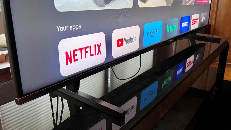 Hisense U8K TV support feet on stand