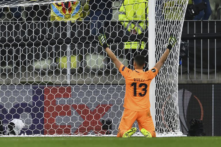 Geronimo Rulli atajó el penal decisivo para coronar al Villarreal como campeón de la Europa League (Adam Warzawa, Pool via AP)