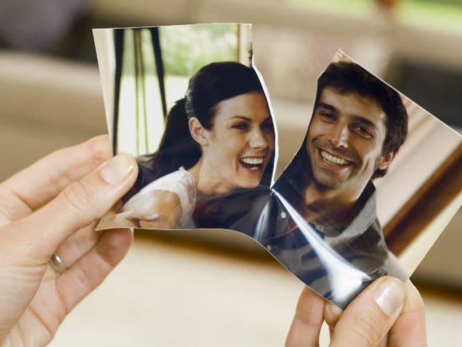 Cortar o no los lazos es una decisión individual que hay que respetar. Pero aquellos que salieron ‘casualmente’, fueron amigos antes, o estuvieron juntos por poco tiempo son buenos candidatos para establecer una amistad. (Foto: Getty)