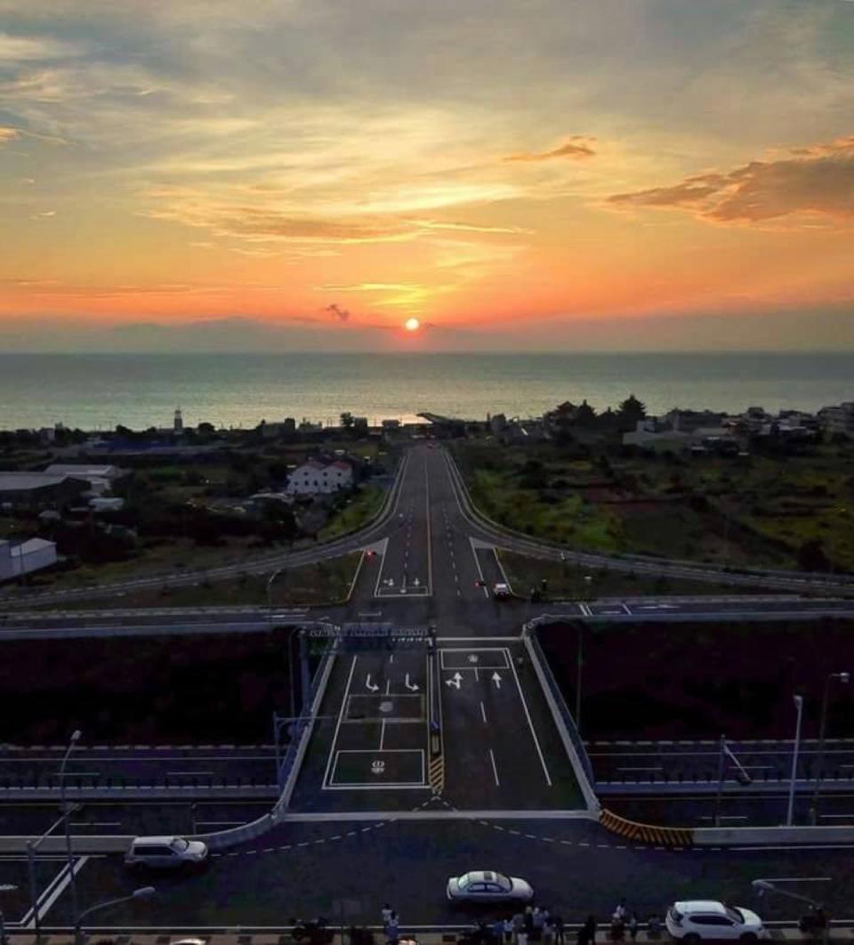 西濱快速道路通霄新埔匝道出口的落日大道，是公路總局全台票選美景第一名。（圖：民眾提供）