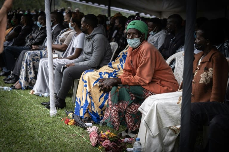 Decenas de personas asisten a un acto conmemorativo en el memorial del genocidio de 1994 de Murambi, el 21 de abril de 2022 en Nyamagabe, al sur de Ruanda (AFP/Simon Wohlfahrt)