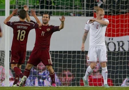 Russia's Aleksandr Kerzhakov (C) celebrates with Denis Cheryshev after scoring a goal against Hungary during their international friendly soccer match at Groupama Arena in Budapest, November 18, 2014. REUTERS/Laszlo Balogh