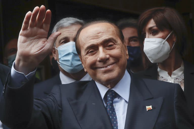 Archivo - El ex primer ministro italiano Silvio Berlusconi saluda a los periodistas luego de llegar a la Cámara de Diputados en Roma, el 9 de febrero de 2021. Berlusconi, el jactancioso magnate multimillonario de los medios que fue el primer ministro de Italia con más años de servicio a pesar de los escándalos por sus fiestas y por denuncias de corrupción, murió a los 86 años, según los medios italianos. (AP Foto/Alessandra Tarantino, Archivo)