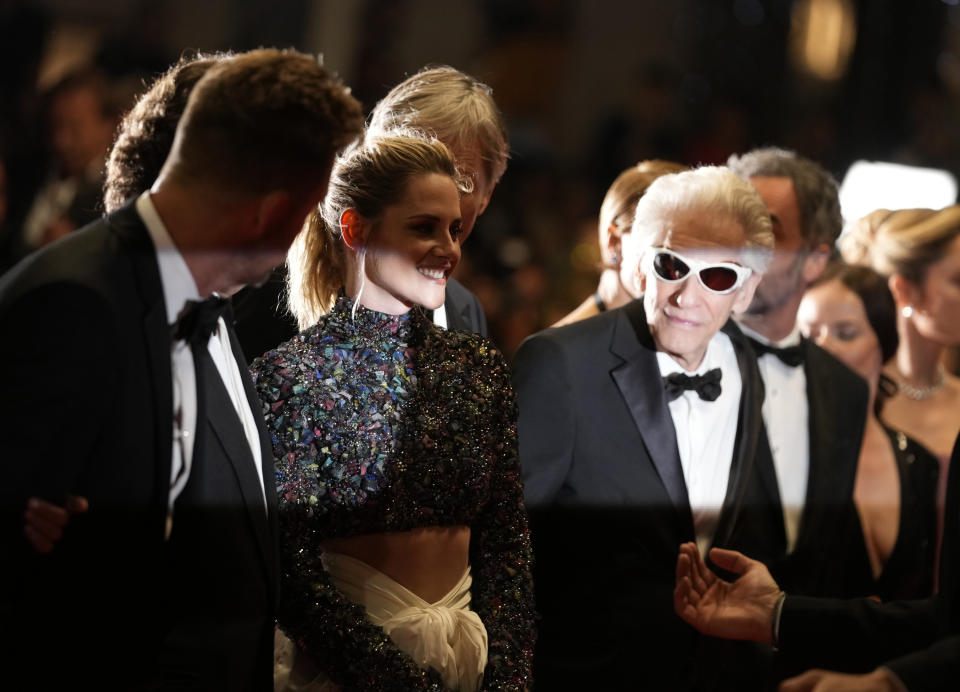 Kristen Stewart, izquierda, y el director David Cronenberg posan a su llegada al estreno de "Crimes of the Future" en la 75a edición del Festival de Cine de Cannes en Francia, el 23 de mayo de 2022. (Foto AP/Petros Giannakouris)