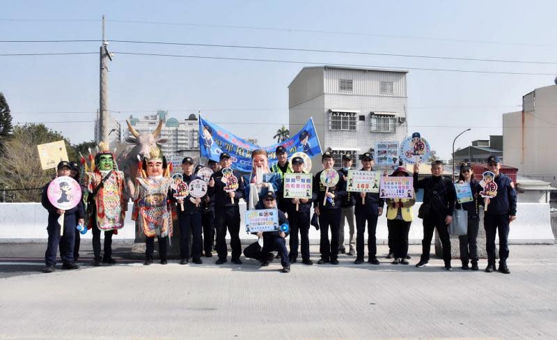 北港警反詐騙出新招　三太子土地公助陣遊行宣導